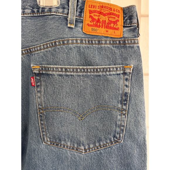 Levi’s 550 Relaxed Fit Men’s Jeans 44x32 Medium Wash Denim Classic Red Tab - Picture 5 of 10